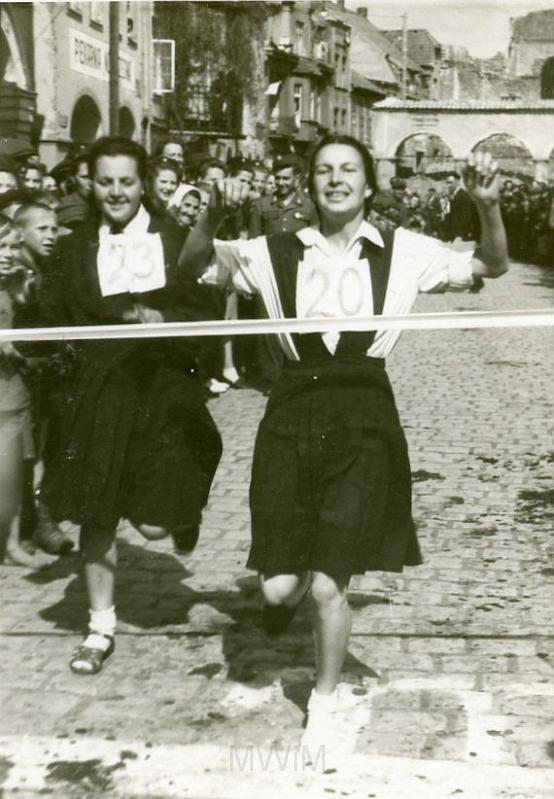 KKE 2197.jpg - Fot. Zwyciężczyni biegu. Łucja Żakiewicz, Orneta, lata 40-te XX wieku.